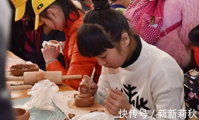 放学|幼儿园放学,两个孩子没人认领,家长看到后笑翻:洗洗还能要