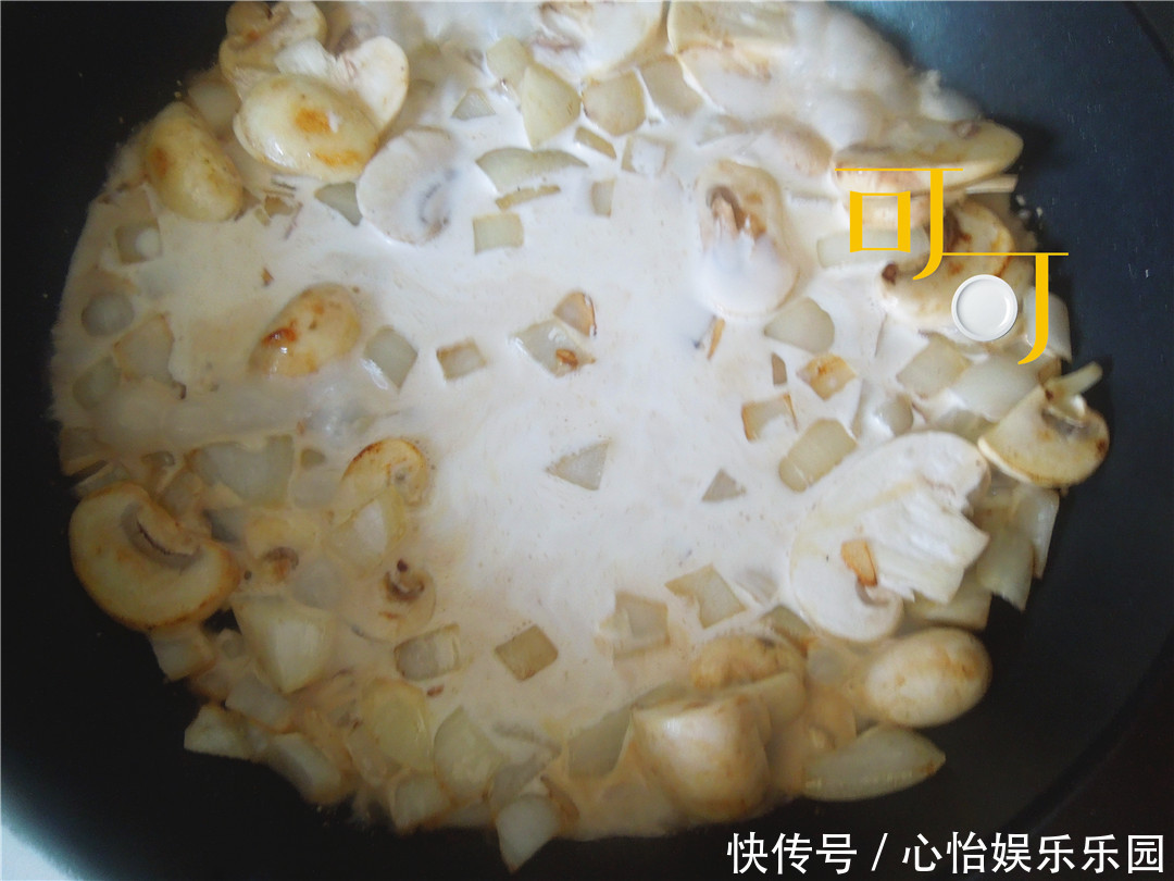 过年|奶油蘑菇浓汤过年家宴来一道经典西式浓汤,老人孩子都爱吃