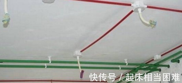 地板|为什么有钱人布电线都不开槽了!