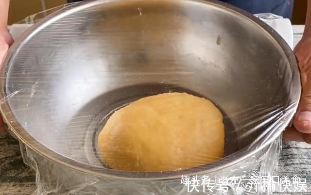 用烤箱也能做面包,半碗面粉3个鸡蛋,简单一蒸好吃不上火