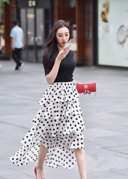 街拍:身形优美可爱的小姐姐,展现潮流的气息,彰显自信的活力美