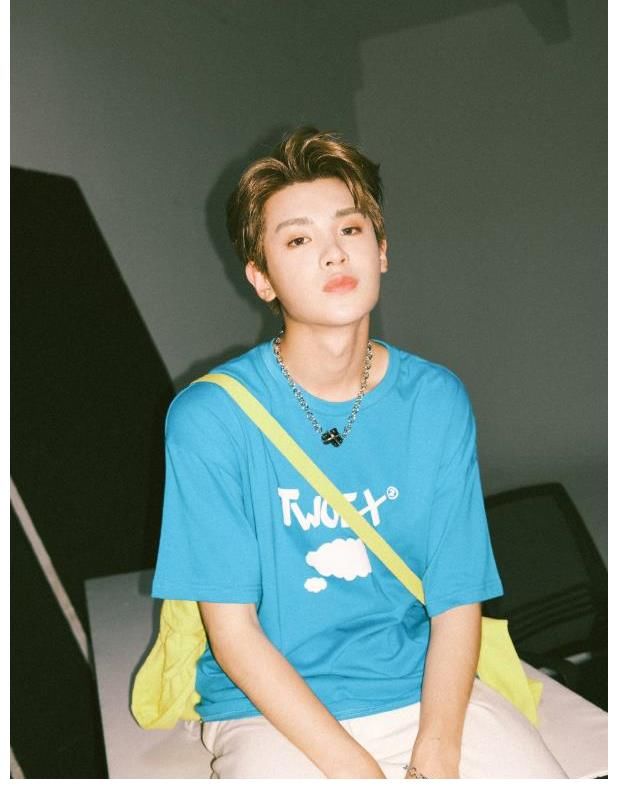 ent|黃明昊海邊氛圍感寫真，黑衣與礁石融為一體，帥氣俊逸少年魅力