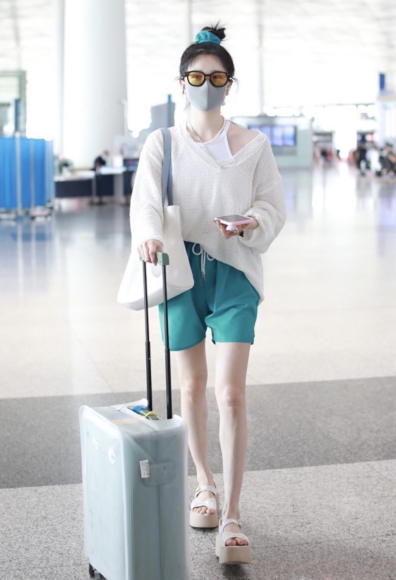 短裤|陈小纭为减龄又“费心思”了,宽松针织衫配绿色短裤,又美又耐看