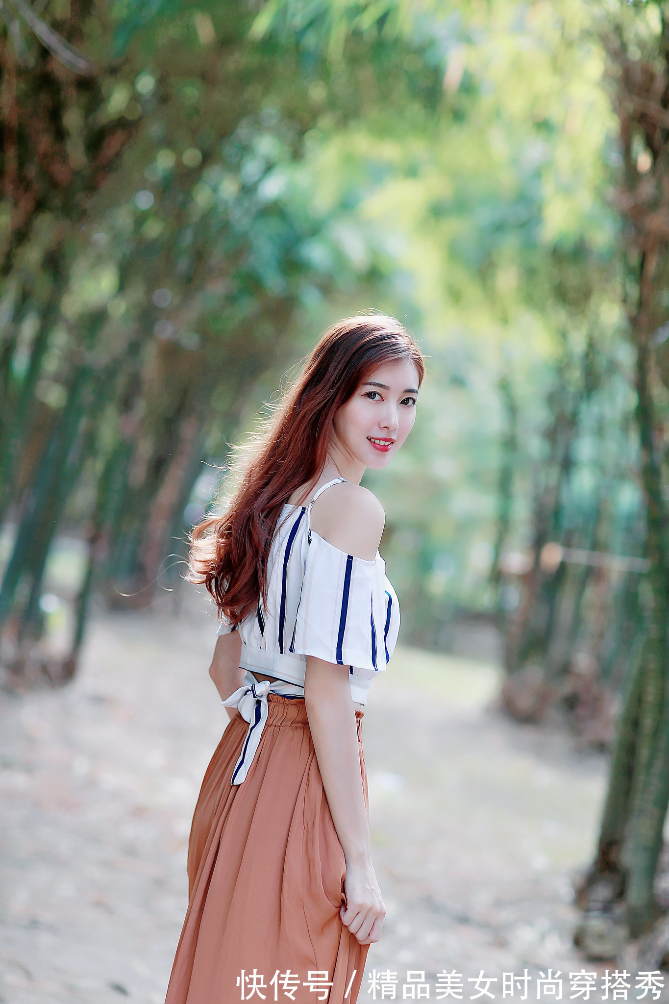 凉鞋|你的阔腿裤准备好了吗?这款穿搭很是休闲,搭配白色凉鞋清爽舒适