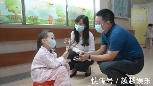 父亲|“谁有吃的,能给孩子吃点吗?”父亲无助的声音,让乘客坐不住了