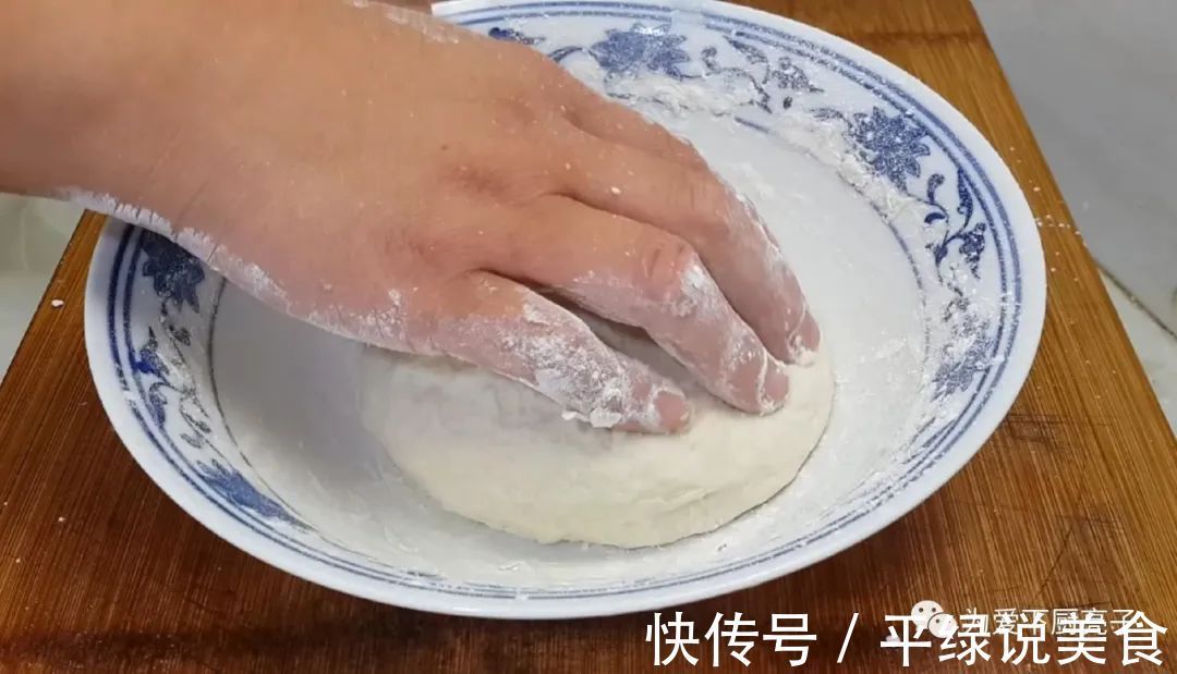 早餐别吃包子油条了,教你一个新吃法,做出好吃的煎豆包,太香了