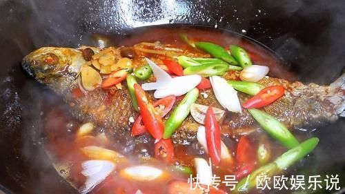 二荆条|煎鱼时，不要撒盐和用姜抹锅底，大厨教你一招，煎鱼不粘锅不破皮
