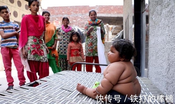 父母|直击印度巨型“女神童”,一岁的她吃穷父母,父亲对她又爱又怕!