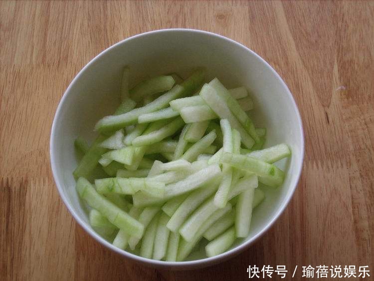 西瓜皮扔了才叫浪费,这养花神器堪比百元花肥,花长得窜屋顶!