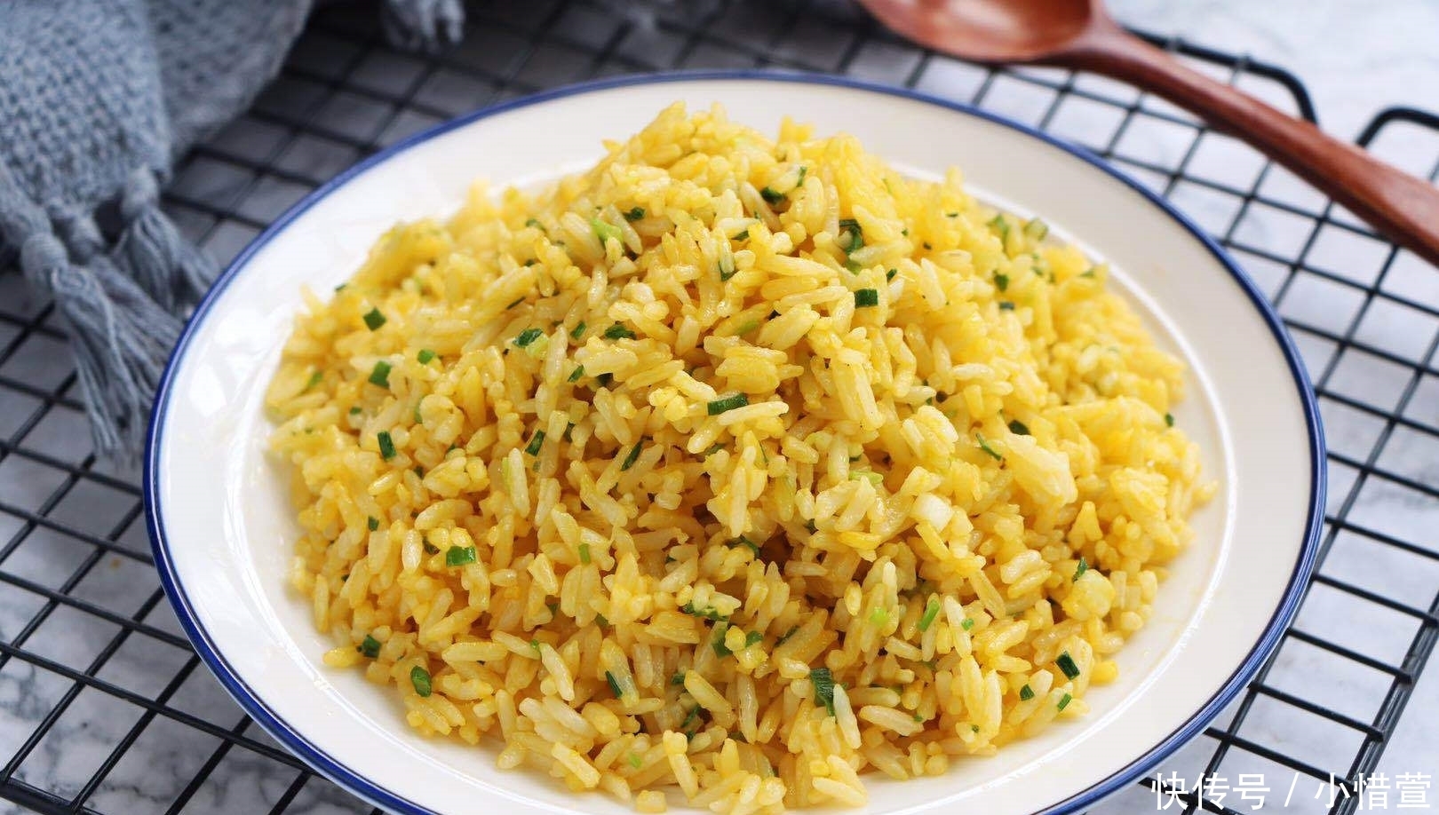 大米别炒饭了,加2个蛋黄拌一拌,好看更好吃,外面买不到哦!