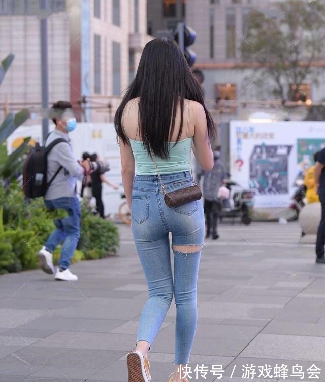 t恤 淡青色短背心,搭配牛仔裤,简约而又时尚!