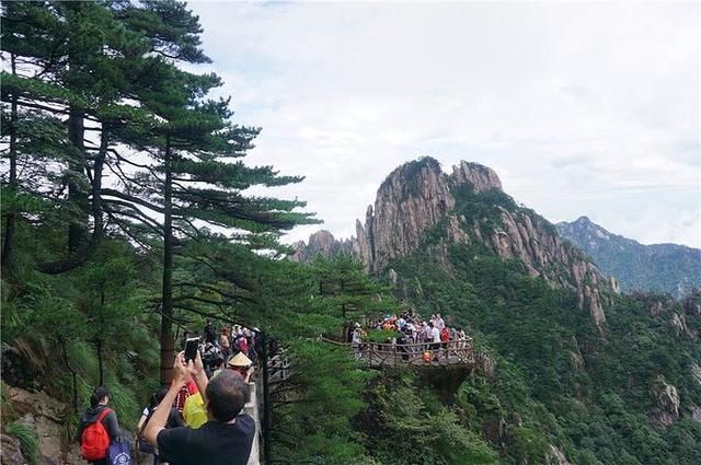 抬轿子|景区:300多斤游客坐轿子，瘦弱轿夫艰难抬上山，目击者:不厚道