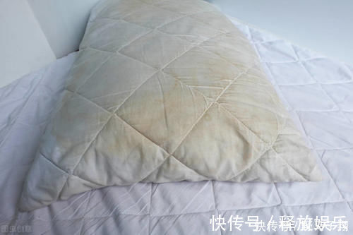 螨虫|枕头几天不洗全是螨虫,家政阿姨教我一招,不用水洗,螨虫全消失