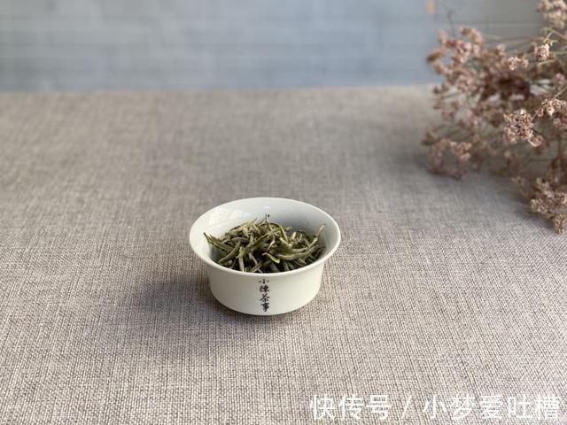 春白茶|冬天煮老白茶暖身，夏天喝新茶解暑，那秋天该如何喝白茶润燥