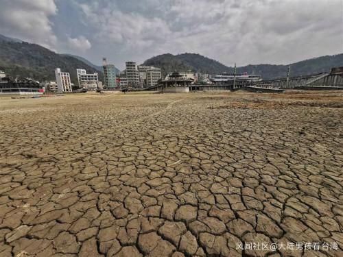 这是现在的日月潭？潭底干枯、寸草不生，土色地面龟裂成块