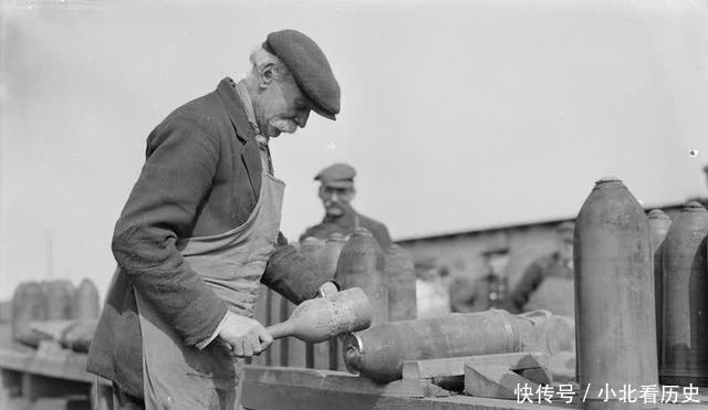 弹药|1919年英军监督德国工人拆毁火炮弹药 战争阴云挥之不去！