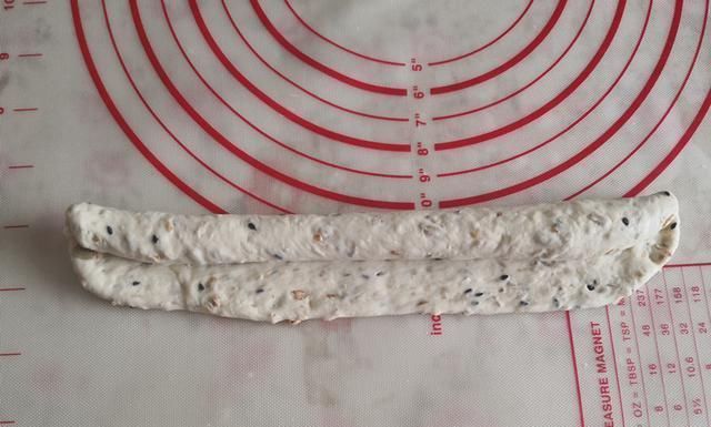 这个面包不一般，好多食材在其中，口口有惊喜，越嚼越香，吃不够