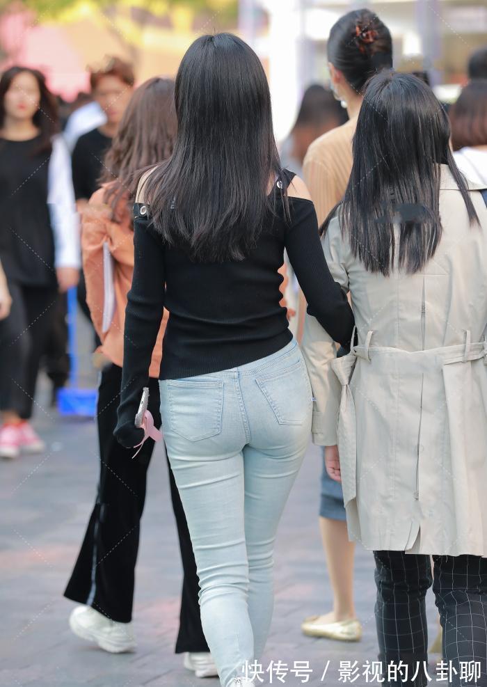 仙气十足|魅力十足的一字肩，搭配浅色修身牛仔裤，秀出好身材