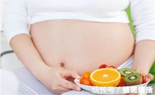 嘴馋|孕妈下楼散步,1小时未归,丈夫出门寻找,角落里找到后又气又笑