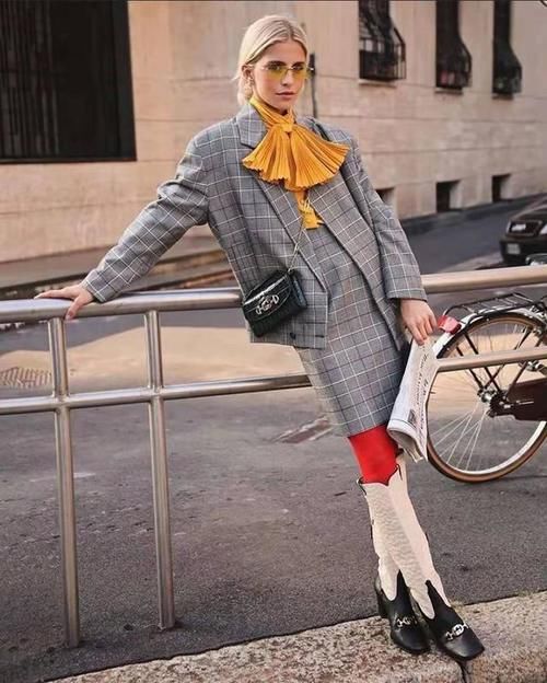 怪不得女人都不穿小白鞋了,今年流行“彩色靴”,时髦显高又耐脏