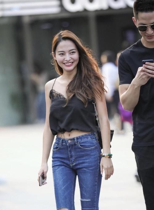 黑色吊带上衣搭配牛仔裤,穿出简单大气,散发出迷人气质