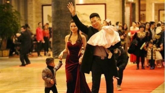 白女士|幼儿园新年联欢成“贵族晚宴”,家长带娃盛装走秀,网友:养不起