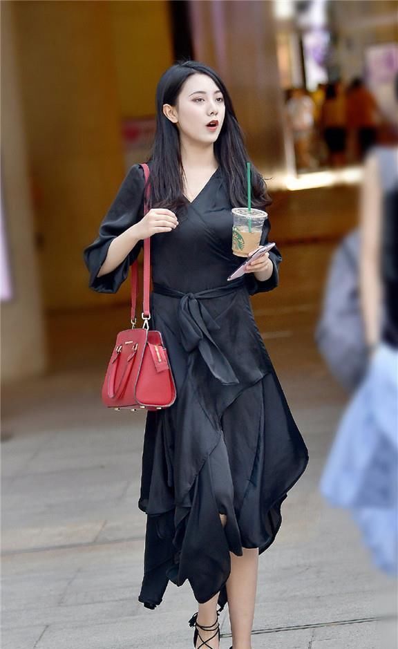 初秋的连衣裙要这样穿,既有质感又提升气质