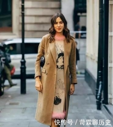 2020年冬,建议女性穿“大衣+裙子”,温柔好气质,惊艳众人