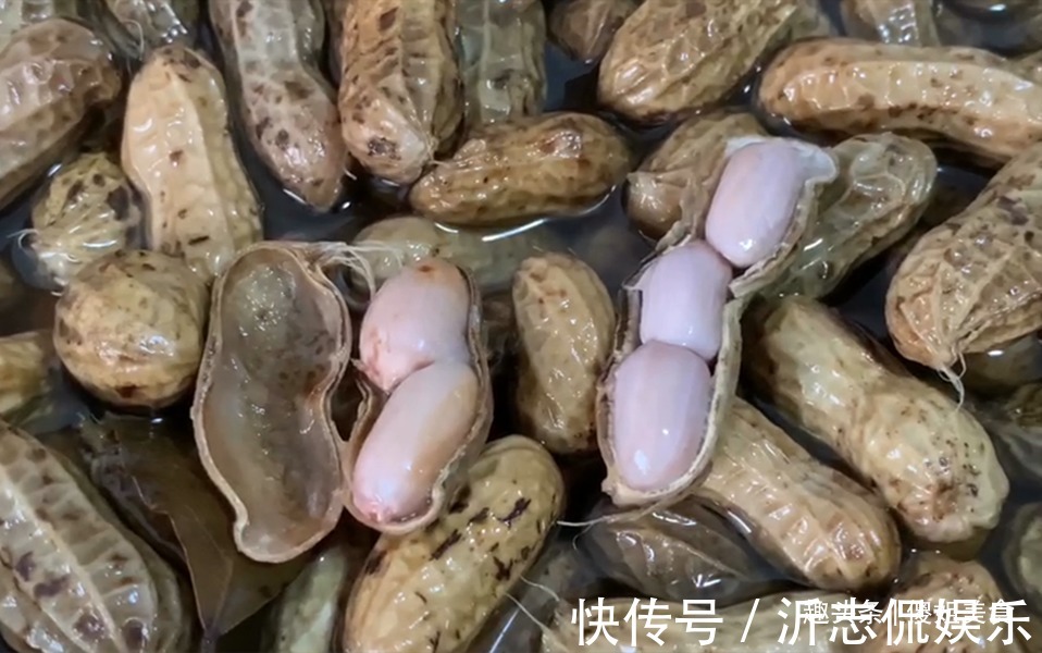 水煮花生时,不可直接盐水煮!老农民教你1招,吃着跟肉一样好吃