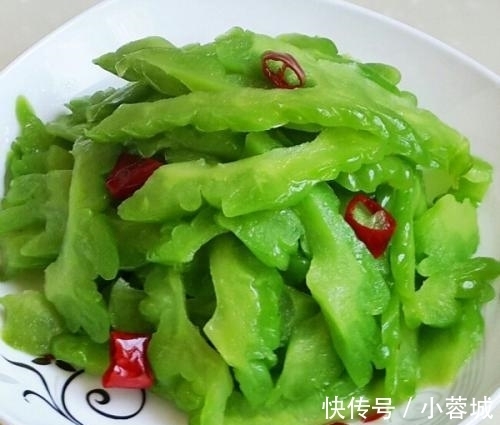 苦瓜|苦瓜不要直接炒，大厨教你一小技巧，炒出来的苦瓜不苦，更清脆！