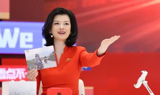 主持人大賽冠軍鄒韻成功轉(zhuǎn)型,英文主持吸睛,搶走身旁康輝風(fēng)頭