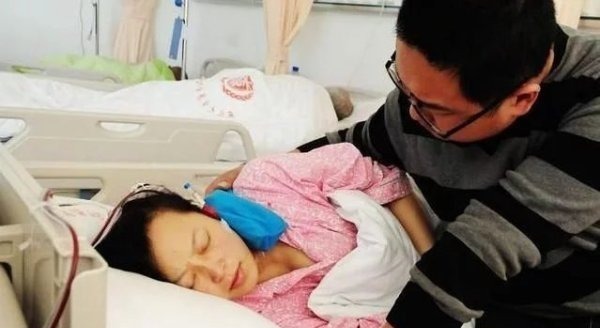 分娩|产妇待产疼晕两次,老公果断叫医生打无痛,丈母娘却选择了拒绝!