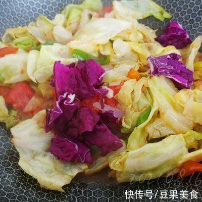 保留|餐桌上的保留项目酸柿辣椒爆甘蓝，隔段时间就做一次