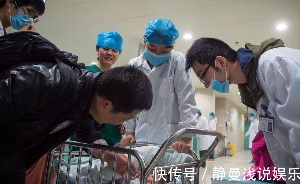 新生儿|婴儿面带微笑出生的,95后妈妈高兴,医生却反手打了孩子一巴掌