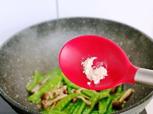  干净之后|荷兰豆和海鲜菇是“天生一对”，炒一炒，味道鲜美超下饭