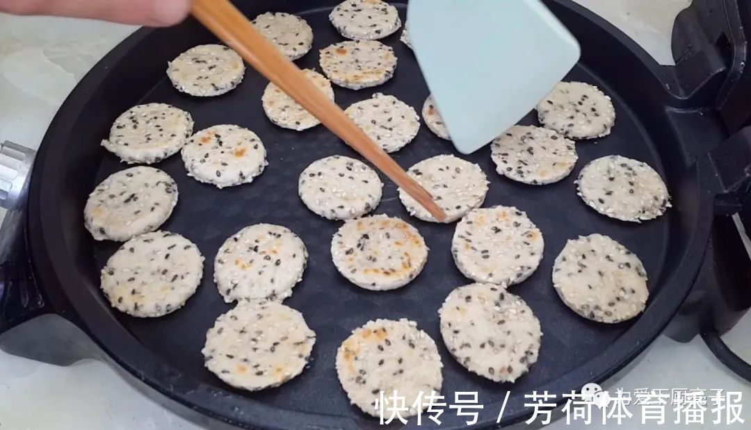 黑芝麻|芝麻饼干新做法,锅里一烙,松软香甜不加油,没烤箱也能一次成功