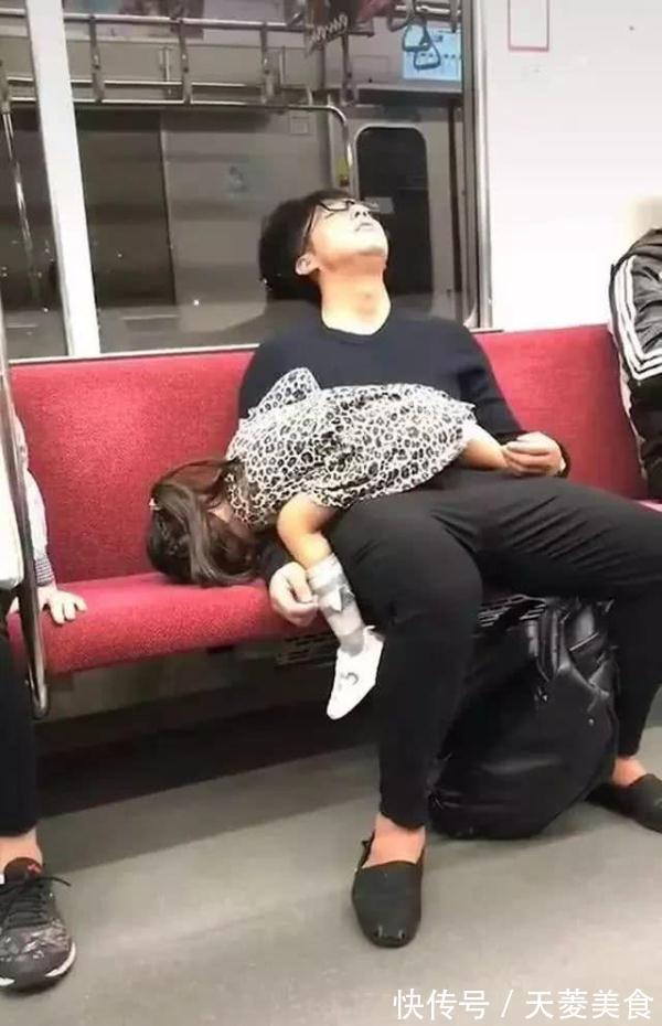 奶爸|地铁上佛系奶爸带娃照片火了,笑翻一片网友:爸爸带娃,活着就好