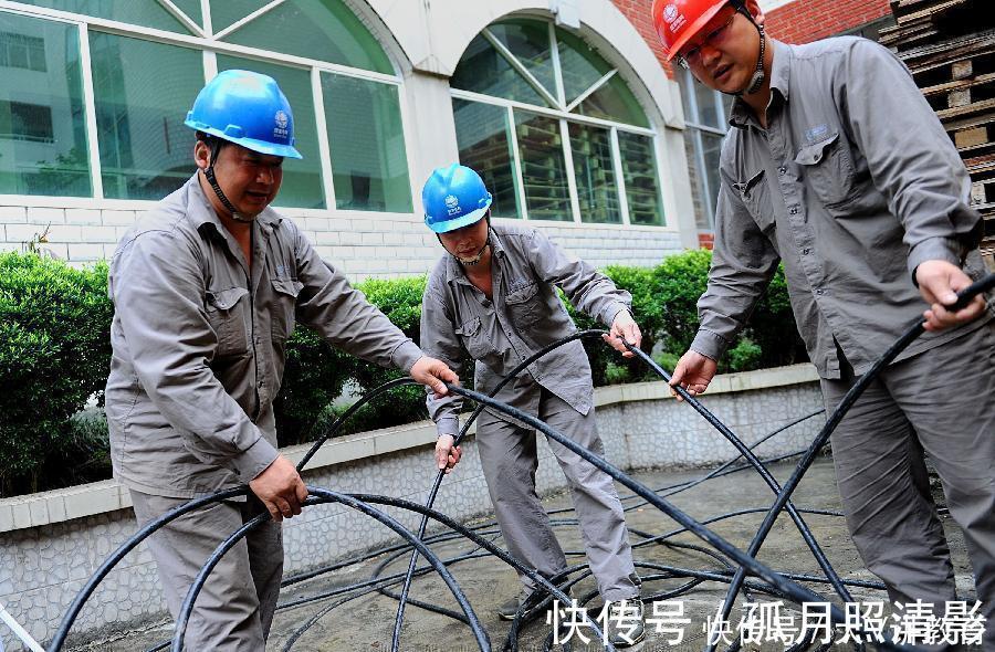 父亲|为参加小学家长会,父亲把衣服“反过来”穿,被其他家长夸情商高