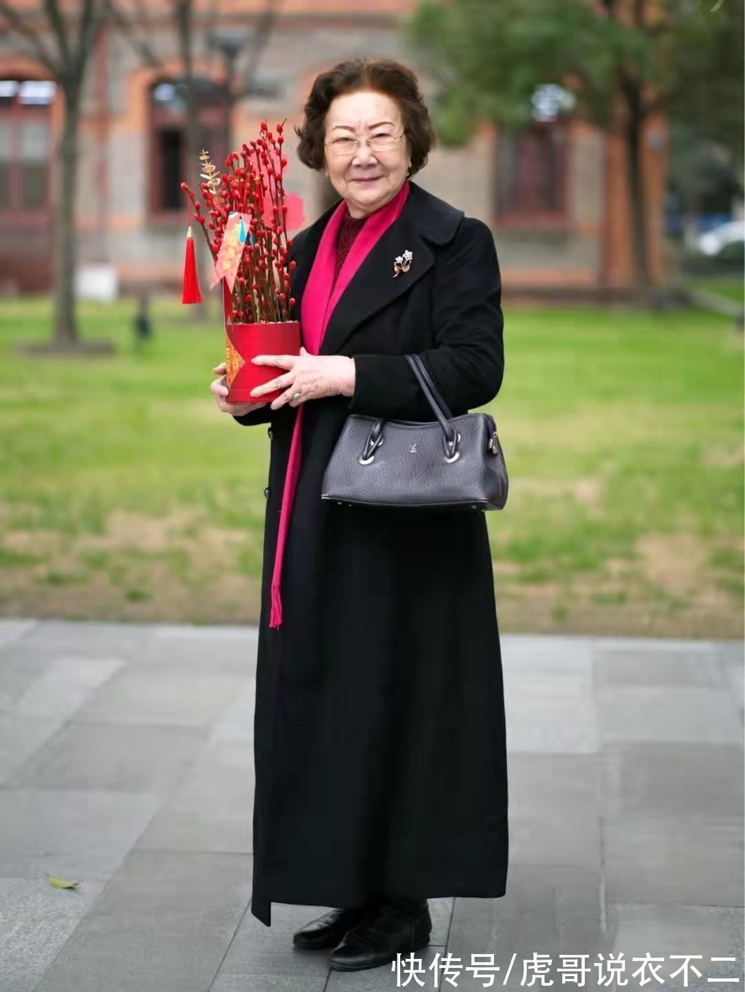 大衣|街拍中的“时髦奶奶”火了，打扮优雅又高级，丝毫不输穿搭博主