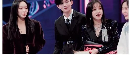 韩红脸盲认错女团成员,周洁琼瞬间黑脸,吴宣仪成为表情包