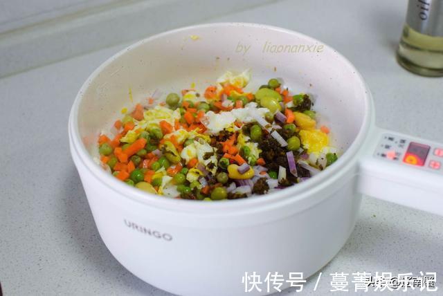 午饭|50岁阿姨午饭一人食，五彩炒饭丸子汤，不糊弄不凑合认真生活