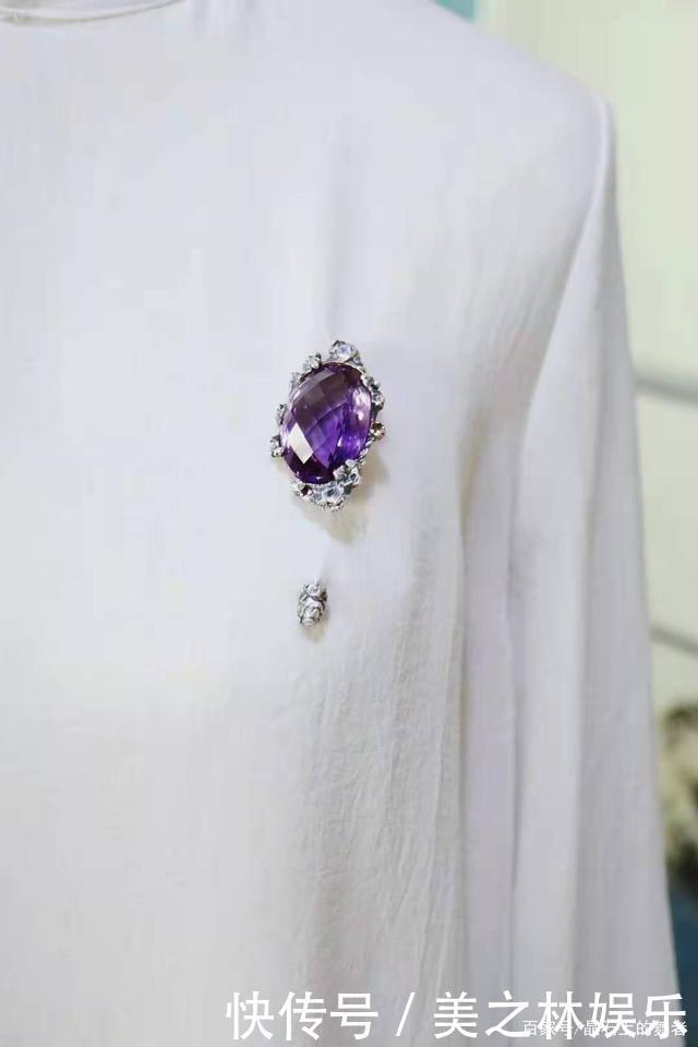 秋冬一款胸针胜过10件大牌珠宝,get胸针的佩戴方式!