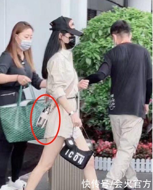 偷拍|赵丽颖在机场被偷拍,身上背着铁水壶获多人护送,一双漫画腿吸睛