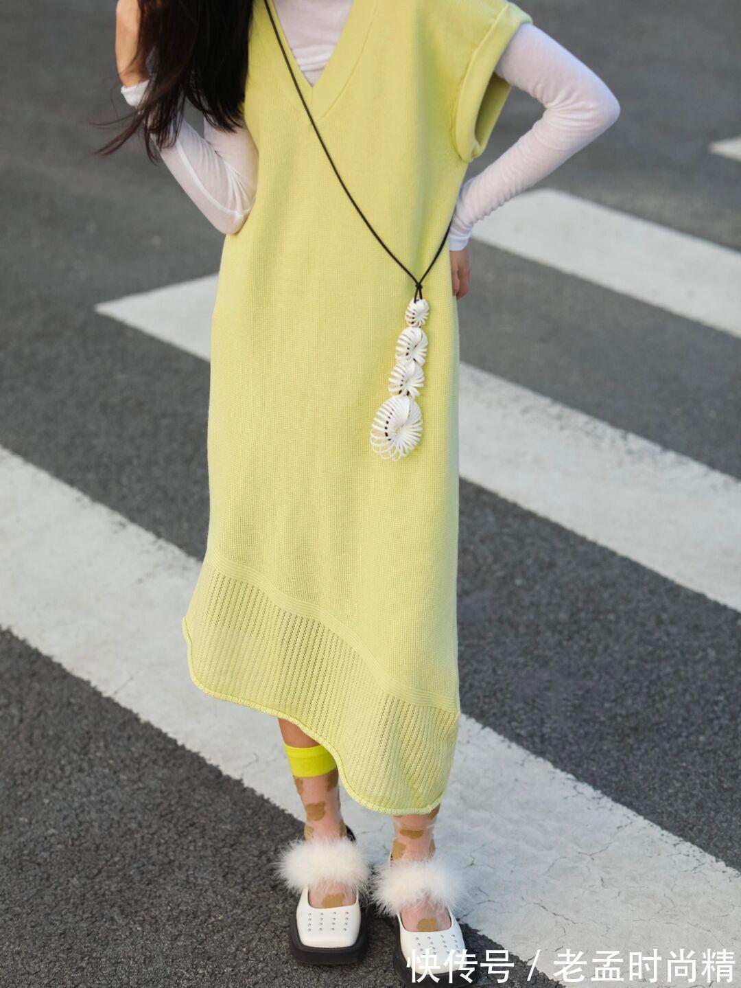 搭配|秋天精选:时尚博主小姐姐演绎针织连衣长裙+打底衫,优雅与个性