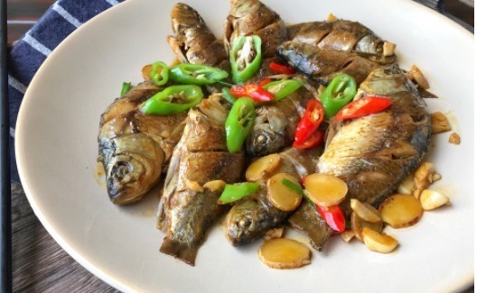 鲫鱼|饭店大厨:烧鲫鱼时,很多人做错了这2步,导致鱼肉不入味,还腥