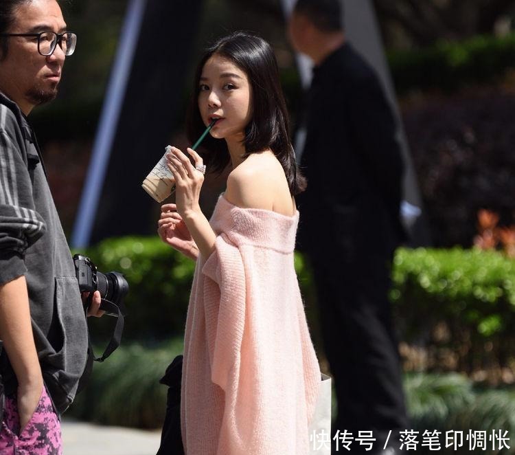 街拍 粉色抹胸毛衣让美女成了镜头的焦点!