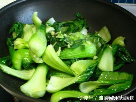 不管炒啥青菜,别直接下锅炒!学会4点,颜色翠绿,不发黑不出水