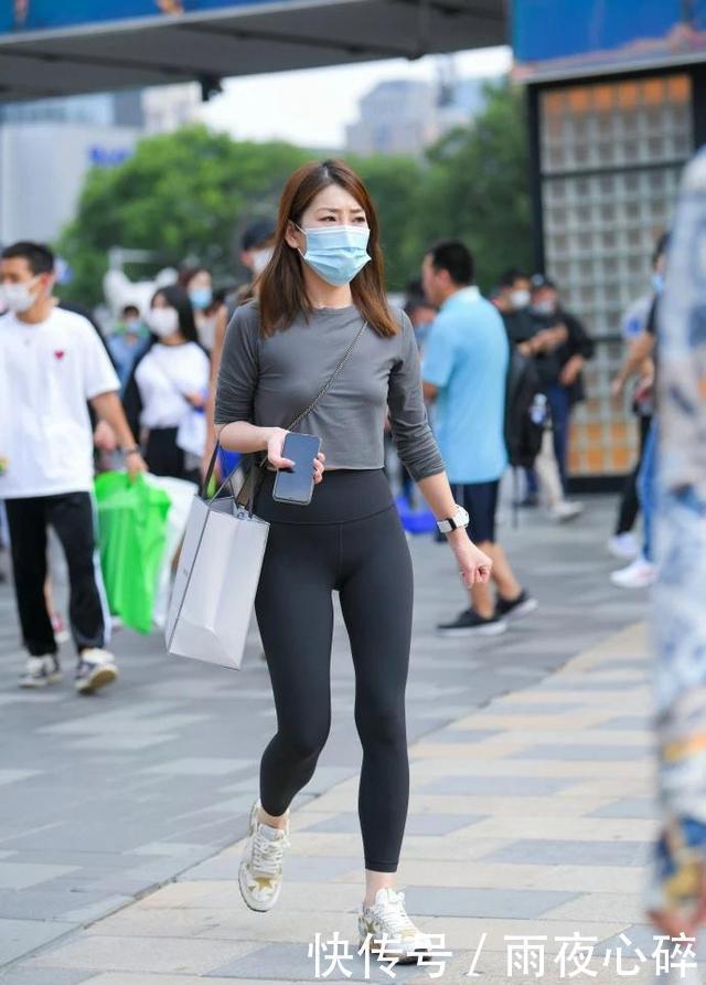 舒适瑜伽裤搭配修身长袖,展示出身材优势,轻松打造时尚潮流感