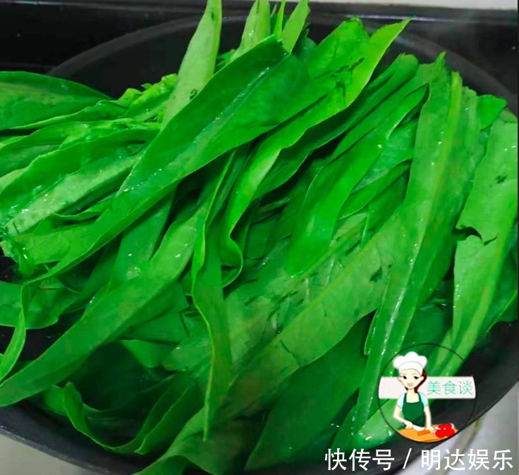 油麦菜别清炒了,学会此做法,清香脆嫩,营养高热量低,简单好吃