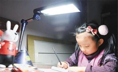 辅导|“咱不写了”,6岁男孩凌晨还在写作业,得知原因宝爸怒撕作业本